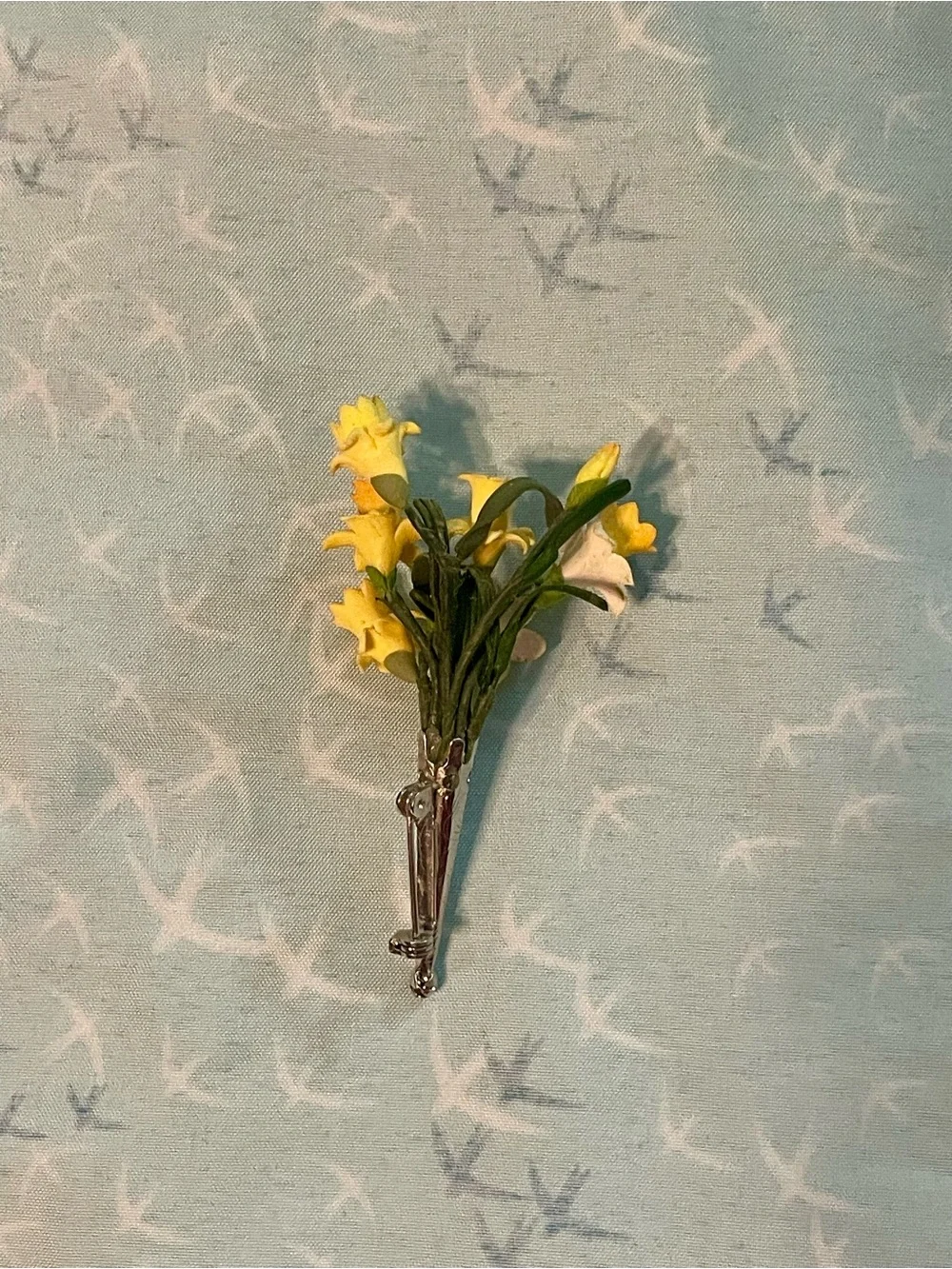 Daffodil brooch